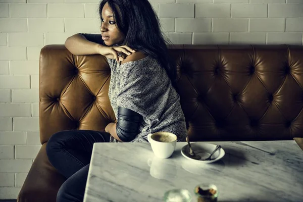 Vacker kvinna på kafé — Stockfoto