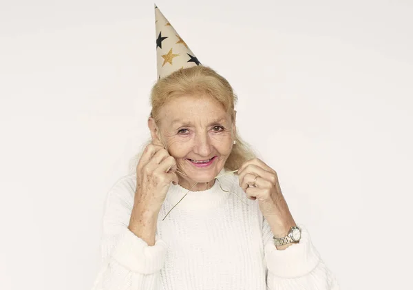 Femme âgée dans la casquette de fête — Photo