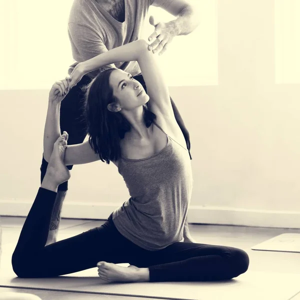 Treinador de ioga Exercício de prática — Fotografia de Stock