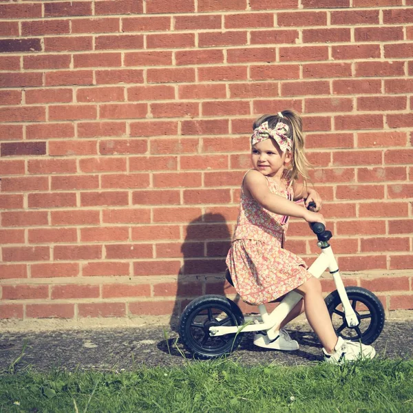 时尚女孩骑自行车 — 图库照片
