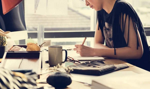 Diseñador de moda trabajando en Showroom — Foto de Stock