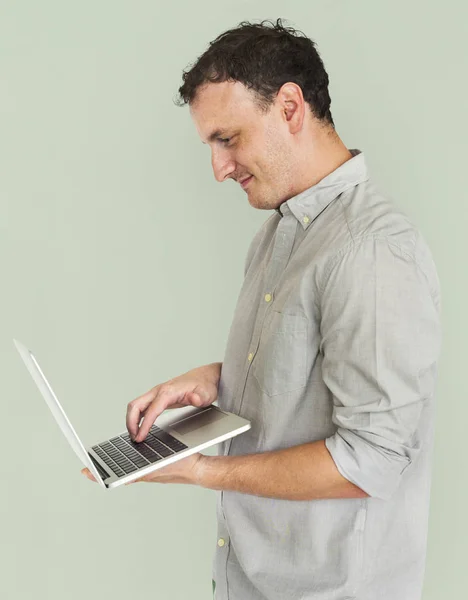 Uomo che utilizza il computer portatile in studio — Foto Stock