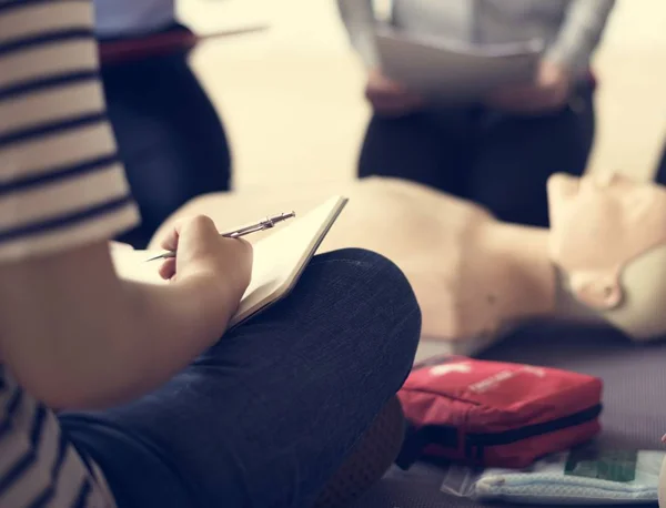 Mensen leren van Cpr EHBO opleiding — Stockfoto