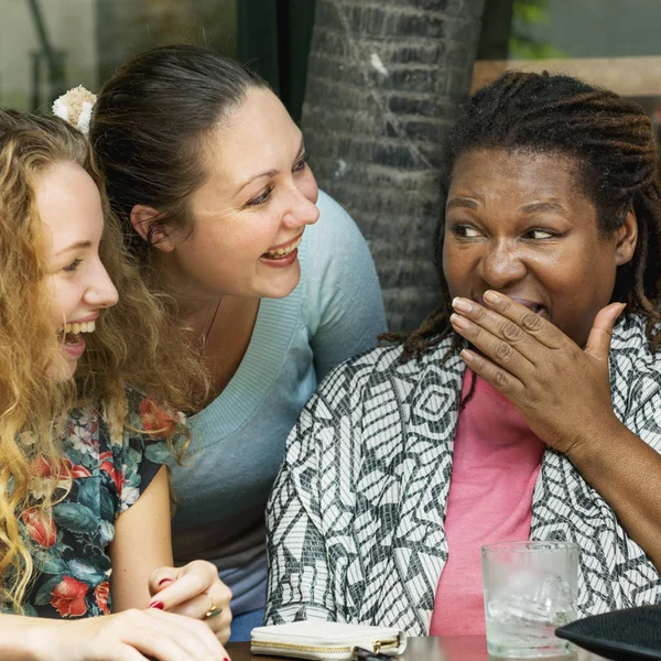 Le donne che chattano al caffè — Foto Stock