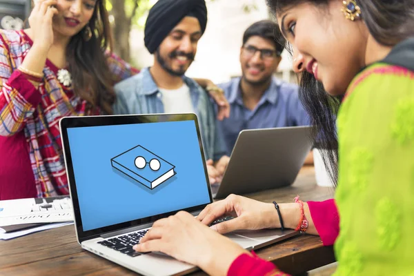 Studenti indiani studiare all'aperto — Foto Stock