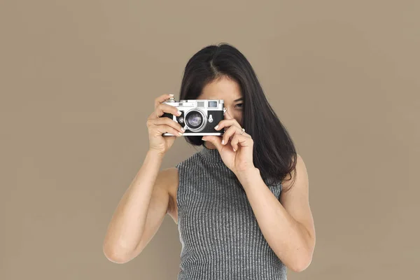 Mujer asiática haciendo fotos — Foto de Stock