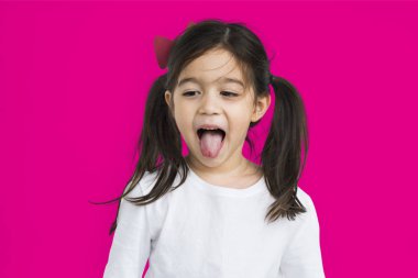 Kız stüdyoda poz veriyor.