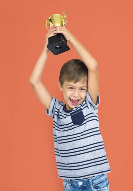 Kupası kazanan tutan çocuk