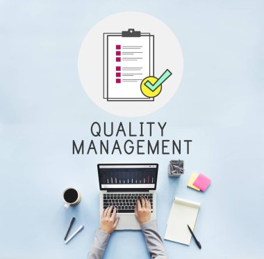 Dizüstü bilgisayarda çalışan kişi