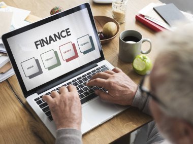 Kıdemli dijital dizüstü bilgisayar kullanan adam 