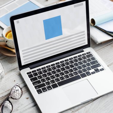 çalışma alanı tablo açılan laptop