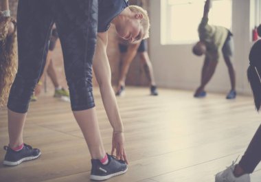 İnsanlar egzersiz sınıfında