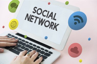 Laptop klavyesinde yazan kişi