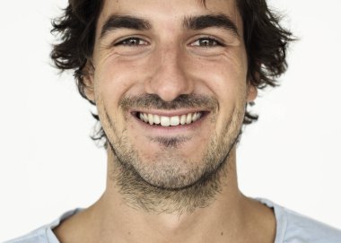 gülümseyen yakışıklı adam