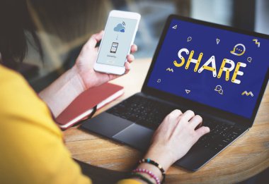 Dizüstü bilgisayar kullanan genç kadın