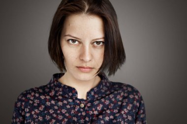 kısa saçlı hayal kırıklığına kadın