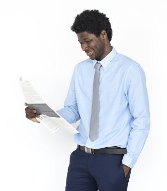 Afrika işadamı okuma gazete