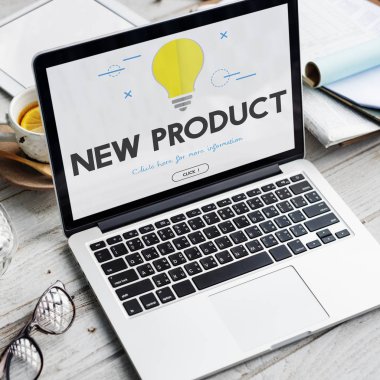 çalışma alanı tablo açılan laptop