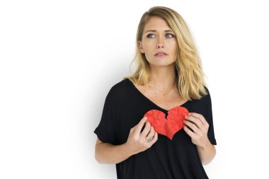 kırık kalp tutan kadın