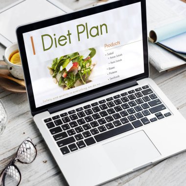 çalışma alanı tablo açılan laptop