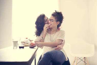 Lezbiyen çift birlikte vakit geçiriyor.