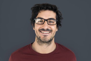 Studio gülümseyen adam