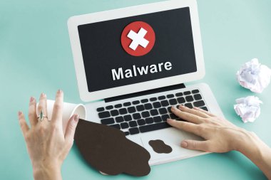eller kadın üstünde laptop