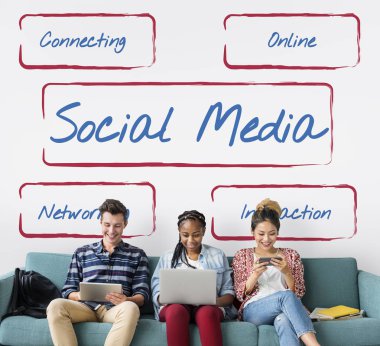 Dijital cihazlar kullanan öğrenciler