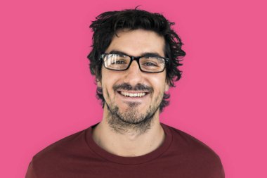 Studio gülümseyen adam