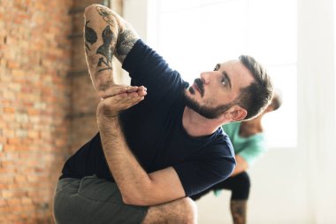 adam Yoga pratik egzersiz