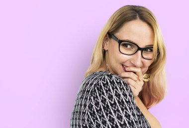 stüdyoda gülümseyen kadın