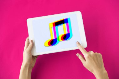 insan elinden tutarak dijital tablet