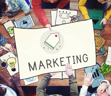 Boş masada oturan insanlar