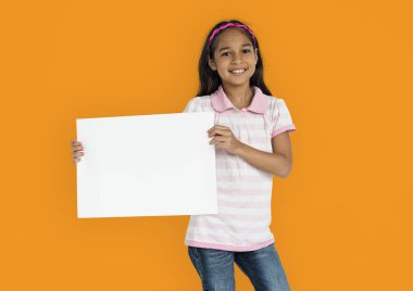 Neşeli kız holding kağıt boş