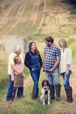 Aile ile köpek yürüyüş  