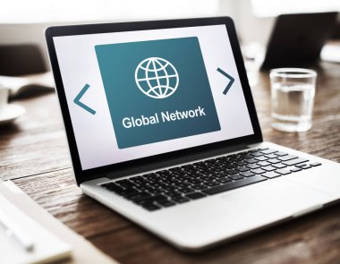 Açık tablo üstünde laptop