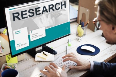 Ofiste çalışan bir iş adamı.