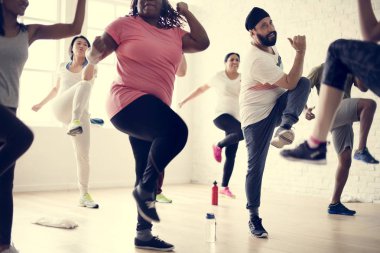 İnsanlar egzersiz sınıfında