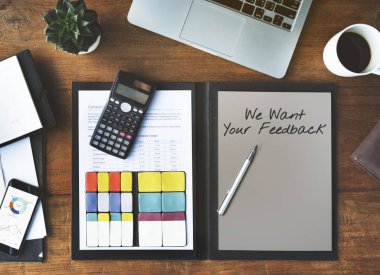 açık defter kalem ile