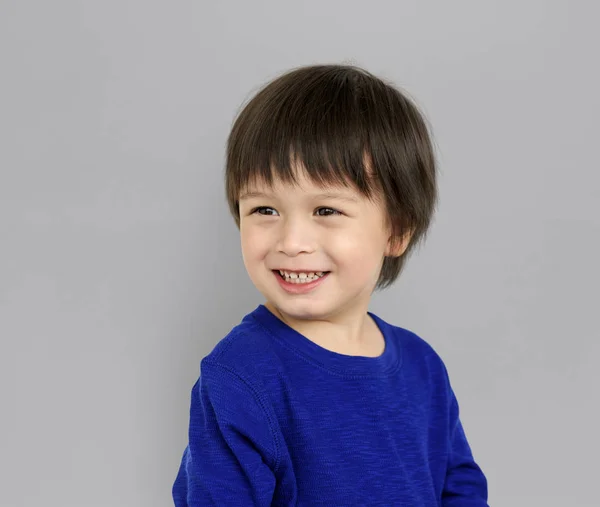 Leuke Aziatische jongen glimlachen — Stockfoto