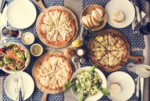 Masaya pizzadan kapat — Stok fotoğraf