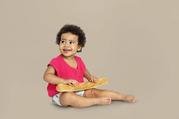 Afrikaanse kind met stokbrood, brood — Stockfoto