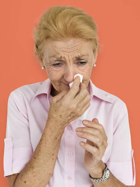 Wanita Senior Blowing Nose — Stok Foto