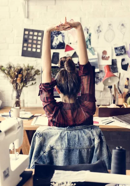 Diseñador de moda trabajando en Showroom — Foto de Stock