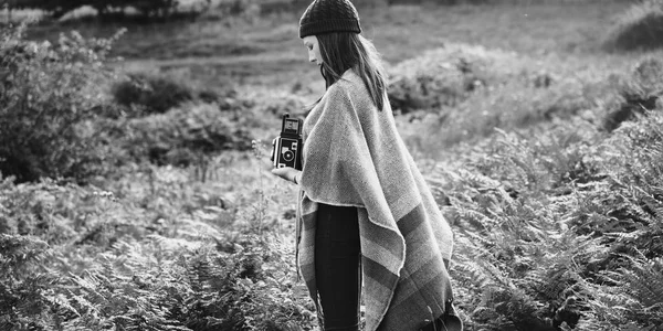 Junge Frau mit Fotokamera — Stockfoto