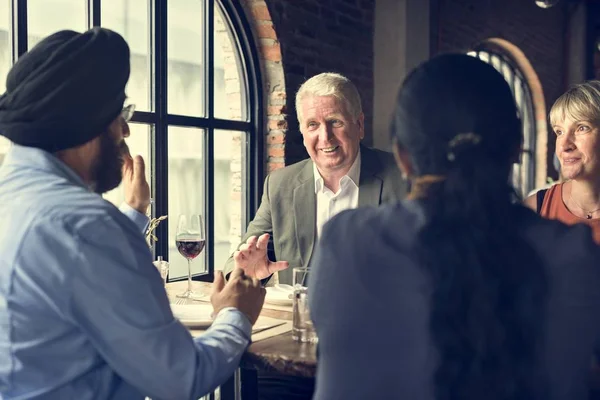 Geschäftsleute bei Treffen im Restaurant — Stockfoto