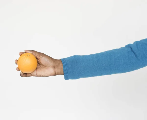 손에 오렌지를 들고 있는 남자 — 스톡 사진