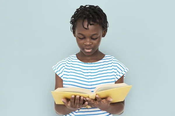 Afrikanska lilla flicka läsebok — Stockfoto