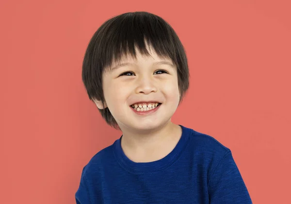 Leuke Aziatische jongen glimlachen — Stockfoto