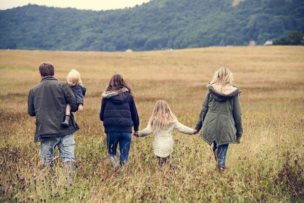 Familia caminando en el campo —  Fotos de Stock